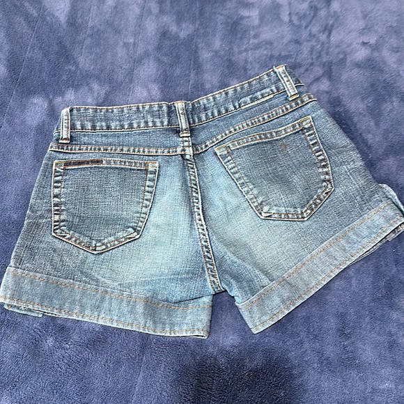 Short shorts - Picture 2 of 2